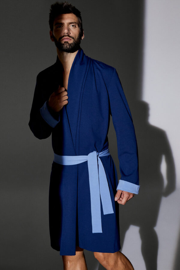 I220503-VE-vestaglia-corta-in-felpa-colore-89-blu-indossata-1