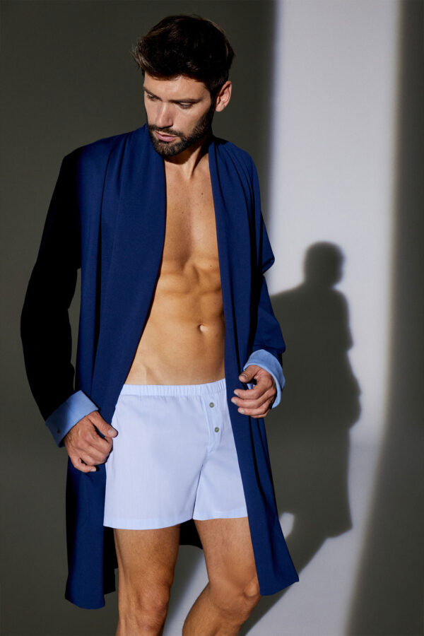 I220503-VE-vestaglia-corta-in-felpa-colore-89-blu-indossata-2