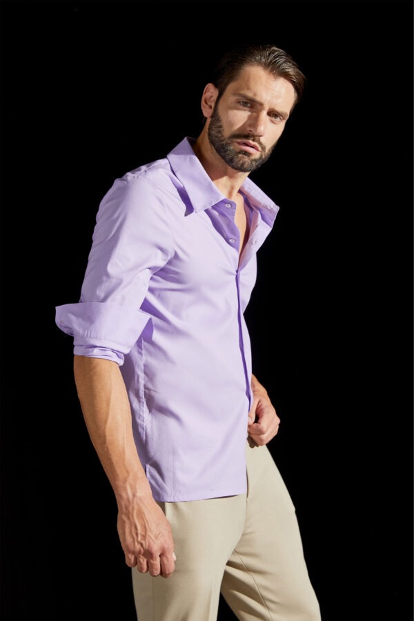 I221106-CA-camicia-in-cotono-colore-70-viola-indossata-2