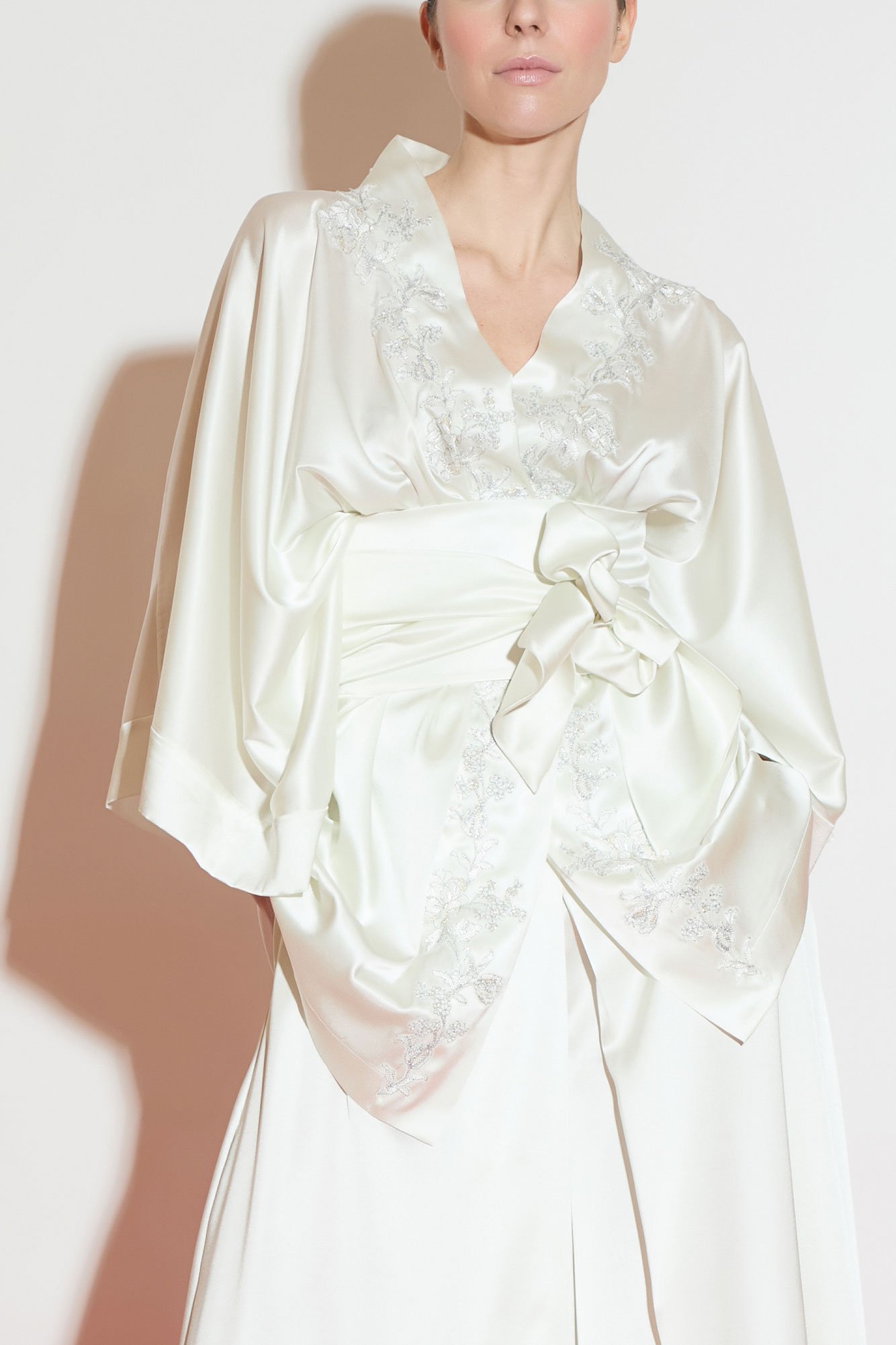 kimono_bianco_ricamo_farfalla